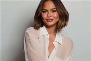 Η Chrissy Teigen με διάφανο πουκάμισο σε φωτογράφιση - «Ελπίζω να επιζήσετε μετά από αυτό»