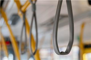 Πετρούπολη: Σκηνές σοκ σε λεωφορείο – 19χρονη βρέθηκε ημίγυμνη