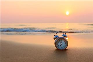 Αλλάζει η ώρα τον Μάρτιο: Η Κυριακή που θα πάμε τα ρολόγια μία ώρα μπροστά