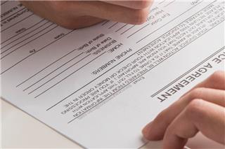 Έρωτας στην εποχή της AI: «Έκρηξη» προγαμιαίων συμβολαίων σε στελέχη εταιρειών