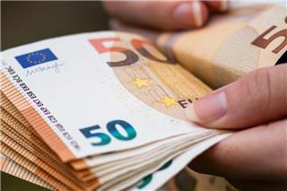 Ποιοι θα δουν «ζεστό χρήμα» από αύριο Δευτέρα έως το τέλος Απριλίου στους λογαριασμούς τους