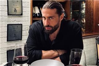 Ο Κωνσταντίνος Βασάλος ανέβασε φωτογραφία της κούκλας συντρόφου του από τις διακοπές τους