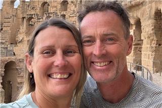 Ζευγάρι Βρετανών ξεκίνησε να ταξιδεύει σε όλο τον κόσμο με μηχανή και κατέληξε σε φυλακή του Ιράν