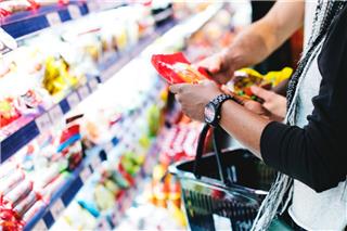 Ανατιμήσεις κατά 12% σε φρούτα και λαχανικά στα σούπερ μάρκετ κρατούν «ζωντανό» τον πληθωρισμό