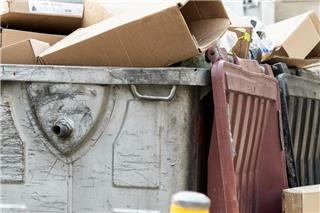 Θεσσαλονίκη: Αστεγος κοιμόταν σε κάδο σκουπιδιών και κατέληξε στην πρέσα απορριμματοφόρου κατά την αποκομιδή