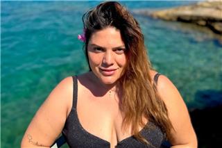Η Δανάη Μπάρκα χορεύει σε beach bar και αυτοσαρκάζεται
