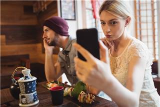 Από το Match στη Δέσμευση: Έχουμε πλέον το ψυχικό θάρρος να αντέξουμε τον πραγματικό Έρωτα στην ψηφιακή εποχή;