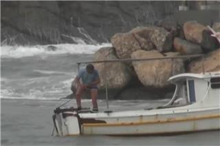 Αστυπάλαια: Ψαράς πάλεψε με τα κύματα και τα 10 μποφόρ για να σώσει το καΐκι του