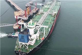 Τρία πλοία σπάνε τον αποκλεισμό Τραμπ στα Στενά του Ορμούζ: Πολεμικό κλίμα και καταγγελίες για «ανεύθυνη συμπεριφορά»