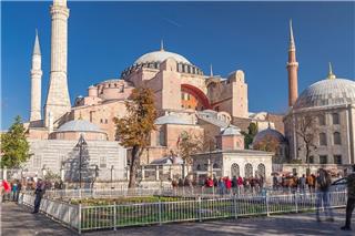 Συνελήφθησαν δυο Έλληνες που άνοιξαν ελληνική σημαία στην Αγιά Σοφιά