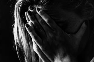 Εύβοια: Ξυλοκόπησε τη σύζυγό του μπροστά στο παιδί τους – Έφυγε τρέχοντας για να σωθεί