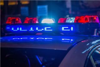 Συναγερμός στο κέντρο της Αθήνας: Αυτοκίνητο «καρφώθηκε» σε καφετέρια