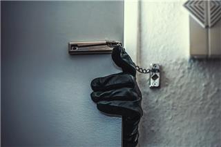 Τρομακτικές στιγμές για μια μητέρα και τον γιο της στη Θήβα: Ήρθαν αντιμέτωποι με τέσσερις ληστές που εισέβαλαν στο σπίτι τους