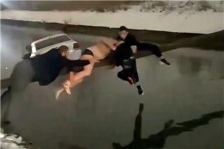 Φοβερή επιχείρηση διάσωσης από περαστικούς: Δημιούργησαν ανθρώπινη «αλυσίδα» και έσωσαν παιδί από ταξί που βυθιζόταν σε ρέμα