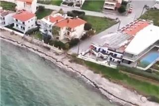 Χαλκιδική: Κινδυνεύουν σπίτια σε γνωστή περιοχή – Έρχονται κυματοθραύστες 95 μέτρων