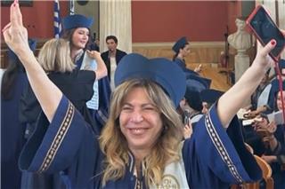 Δήμητρα Παπαδοπούλου: «Μπαμπά πήρα πτυχίο» – Αποφοίτησε από το Πανεπιστήμιο στα 64 της