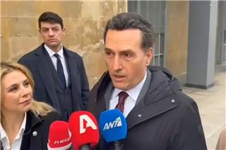 Το πρωταπριλιάτικο αστείο του Μιχάλη Δημητρακόπουλου έξω από τη δίκη της Τούνη