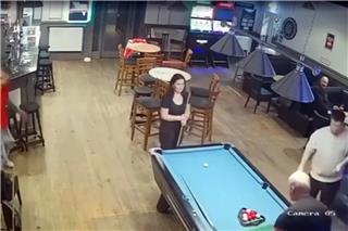 Το βίντεο με τον άνδρα που ρίχνει νοκ-άουτ έναν μεθυσμένο που άπλωσε χέρι στη γυναίκα του σε ένα μπαρ και διχάζει το διαδίκτυο