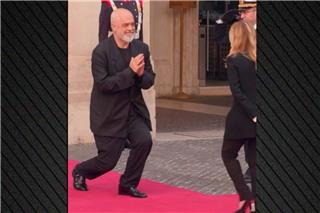 Το έκανε πάλι ο Ράμα: Γονάτισε ξανά μπροστά στην Μελόνι κατά την επίσκεψή του στην Ιταλία - Δείτε βίντεο