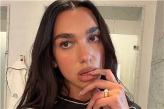 Dua Lipa: Ζητά 15 εκατ. δολάρια από τη Samsung για παράνομη χρήση φωτογραφίας της