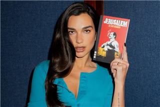 Η Dua Lipa άνοιξε βιβλιοπωλείο, αλλά γιατί μιλούν όλοι γι` αυτό;