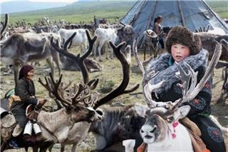 400 άνθρωποι στη μέση του πουθενά: Η φυλή που ζει χωρίς ρεύμα, λεφτά και δρόμους