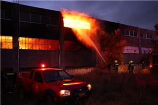 Φωτιά στα Σπάτα: Επεκτάθηκε και σε διπλανό κτίριο - Ενισχύθηκαν οι πυροσβεστικές δυνάμεις