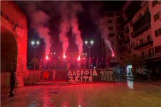 ΠΑΟΚ: Η Θύρα 4 τίμησε τη μνήμη των επτά οπαδών με πυρσούς στην Καμάρα