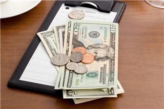 «Βούρκωσαν» οι σερβιτόρες: Πελάτες εστιατορίου τούς άφησαν φιλοδώρημα 4.200 ευρώ