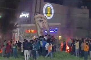 Iράν: Πλήθος κατέστρεψε μνημείο του Χαμενεΐ - «Ονειρεύομαι; Γεια σου καινούργιο κόσμε!»