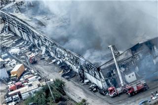 «Εγώ ένα τσιγάρο άναψα»: Βίντεο με τραυματία εργαζόμενο λίγα λεπτά μετά την έκρηξη στην επιχείρηση στον Ασπρόπυργο