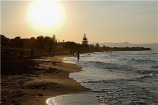 Χαμός στη Χαλκίδα: Μαθητές σχολείου από την Αθήνα πολιορκούν ξενοδοχείο μετά από επίθεση ηλικιωμένης