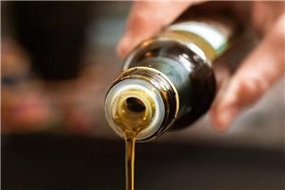 Σημαντική συμφωνία ΕΕ-Ινδίας για εξαγωγές: Καταργούνται οι δασμοί σε κρασί και ελαιόλαδο