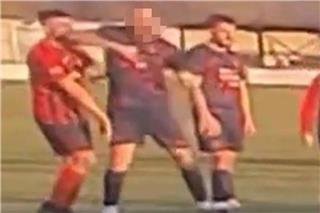 Ουαλία: Η αστυνομία συνέλαβε νταή ερασιτέχνη ποδοσφαιριστή που χτύπησε με αγκωνιά αντίπαλό του, δείτε βίντεο