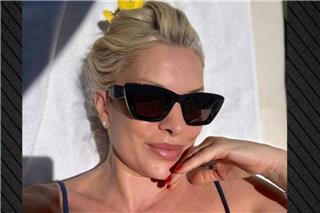 Η Ελένη Μενεγάκη ανέβασε φωτογραφία ενώ έκανε ηλιοθεραπεία