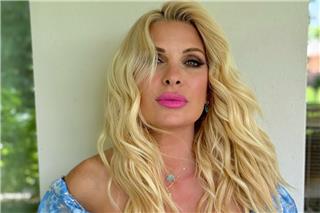 Ελένη Μενεγάκη: Οι φωτογραφίες με τον νάρθηκα στο χέρι και η απάντησή της