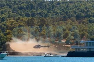 Ελικόπτερο προσγειώθηκε σε γεμάτη παραλία στις Σπέτσες: Δείτε την απίστευτη δικαιολογία των πιλότων