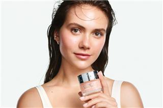 Η Clinique παρουσιάζει την καμπάνια «Feels Like Moisture Surge™» με πρωταγωνίστρια την Emilia Jones