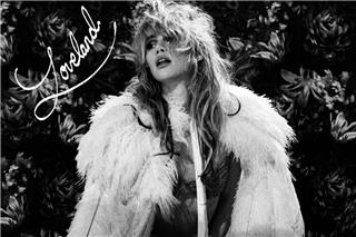Η Suki Waterhouse κυκλοφορεί το νέο άλμπουμ «Loveland» με 14 νέα τραγούδια