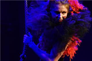 WOMAN‑HOOD: Solo performance ακροβατικής κούνιας και χορού στο Red Jasper τον Νοέμβριο