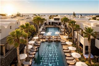 Τρεις διεθνείς διακρίσεις για το Radisson Blu Zaffron Resort Santorini στα World Luxury Hotel Awards 2026