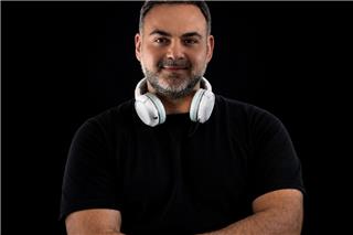 Ο Tasos P. διεκδικεί υποψηφιότητα στα 69α Grammy® Awards με το «Σαν Με Κοιτάς»