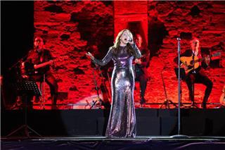 Η Βίκυ Λέανδρος έκλεισε το Sani Festival 2026 σε μια ιστορική συναυλία στον Λόφο της Σάνης