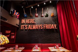 Τα TGI FRIDAYS άνοιξαν νέο κατάστημα στην Τσακάλωφ στο Κολωνάκι