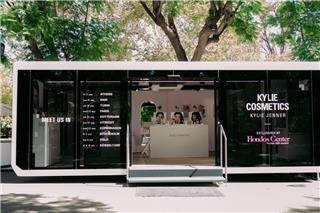 Kylie Cosmetics: Το Pink Pop‑Up Tour ξεκίνησε από το Ζάππειο στην Αθήνα