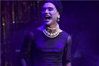«MadMadame Has Arrived»: ρετρό-νουάρ μουσική αφήγηση στο Red Jasper Cabaret Theatre από 30 Οκτωβρίου