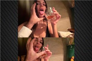 Η τόπλες φωτογραφία της Έμιλι Ραταϊκόφσκι από το ταξίδι της στην Ιαπωνία με τον Ρομέν Γαβρά