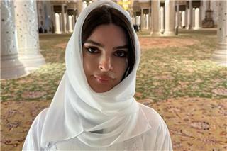 Σάλος με την Έμιλι Ραταϊκόφσκι: Xορεύει twerking σε μίνι μάρκετ και μετά φορά χιτζάμπ