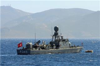 «Φραστική ενόχληση» ελληνικού εμπορικού από τουρκικό πολεμικό στο Αιγαίο