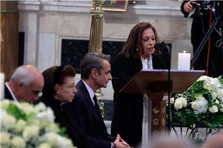 Βουρκωμένη η Χαρούλα Αλεξίου στον επικήδειο για τη Μαρινέλλα: «Όλος ο Ελληνισμός μιλάει για εσένα»